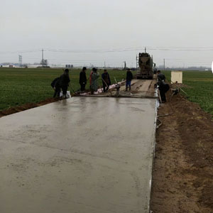 混凝土道路浇筑施工现场