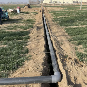 农田高效节水灌溉管道铺设施工现场